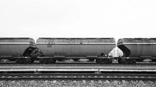 Boxcars im Bahnhof, Schwarz-Weiß-Foto. — Stockfoto