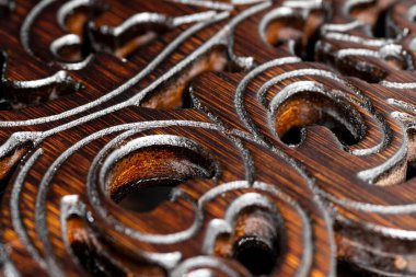 Parlak gül ağacına oyma yaptım.