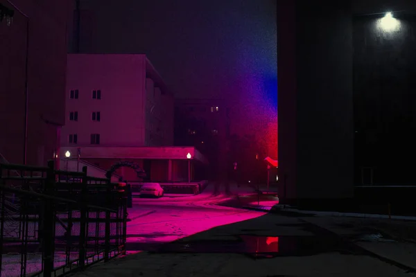 Stadsgebouwen helder verlicht in paars, rood en blauw — Stockfoto
