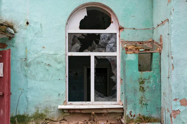 Розбите вікно в старому будинку — стокове фото