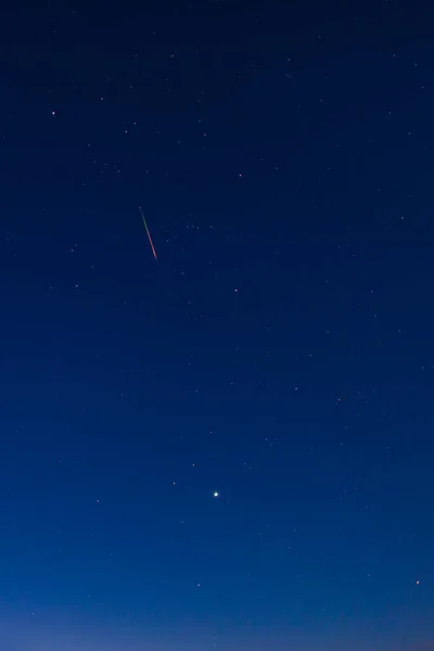 Heldere rood-groene meteoor van Perseid stroom aan de nachtelijke hemel — Stockfoto