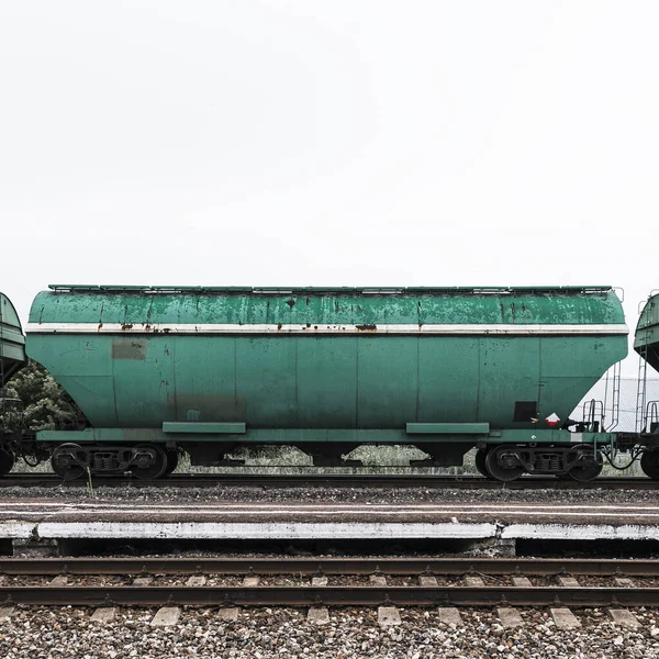 Boxcar nella stazione ferroviaria, binario ferroviario — Foto Stock