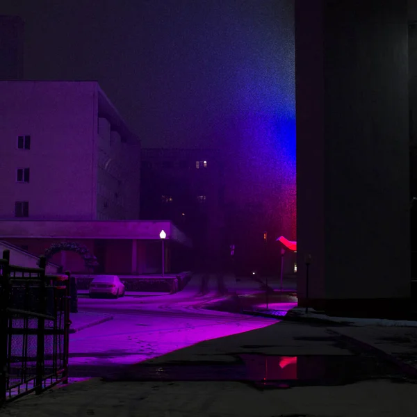 Clădirile orașului luminate puternic în violet, roșu și albastru — Fotografie, imagine de stoc