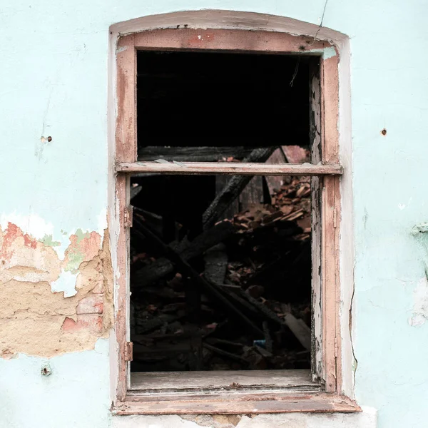 Стіна з вікном старого зруйнованого будинку — стокове фото