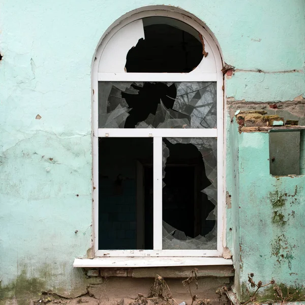 Розбите вікно в старому житловому будинку . — стокове фото