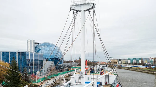 KALININGRAD, RUSSLAND - 15. April 2021: Blick vom Forschungsschiff Vityaz auf das Ozeanmuseum und das Fischdorf — Stockfoto