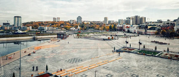 CHEBOKSARY, RUSSLAND - 08. Oktober 2020: Ein weites Panorama der Stadt Tscheboksary. Roter Platz in der Stadt Tscheboksary. — Stockfoto