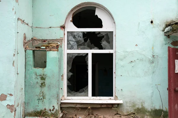Розбите вікно в старому житловому будинку — стокове фото