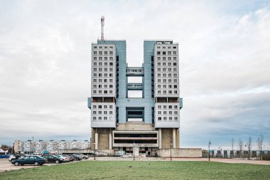 Kalininingrad 'daki Sovyetler Evi. Sovyet modernizminin mimari tarzında terk edilmiş bir bina.