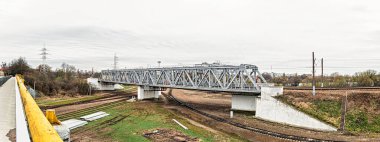 Kalininingrad, Rusya 'daki demir yolu köprüsü köprünün altında, panoramik manzaralı.