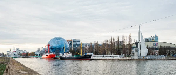 KALININGRAD, RUSSLAND - 15. April 2021: Flussufer: das Ozeanmuseum und das Denkmal für Nikolaus den Wundertäter — Stockfoto