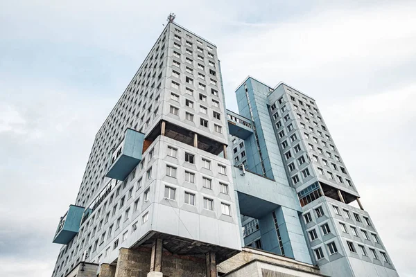 位于加里宁格勒的苏联大厦，一座苏联现代主义建筑风格的废弃建筑 — 图库照片