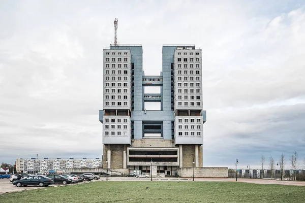 Dom Sowietów w Kaliningradzie, opuszczony budynek w stylu architektonicznym sowieckiego modernizmu — Zdjęcie stockowe
