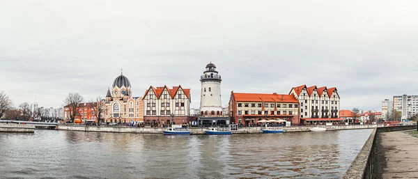 Fiskbyn vid stranden av floden Pregolya, en turistattraktion i Kaliningrad, panorama foto — Stockfoto