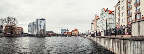 Fischerdorf, Haus der Sowjets und Kathedrale am Ufer des Flusses Pregolya, Touristenattraktionen von Kaliningrad — Stockfoto