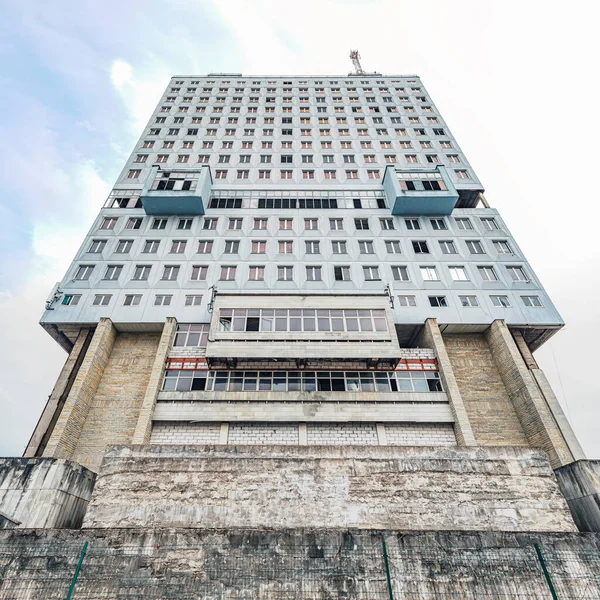 位于加里宁格勒的苏联大厦，一座苏联现代主义建筑风格的废弃建筑 — 图库照片