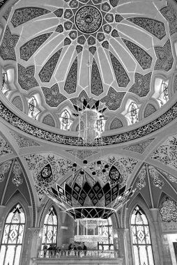 KAZAN, RUSSIA - 07 Ekim 2020: Kul Şerif Camii içeridedir. Duvarlarda ve tavanda İslami semboller.