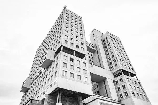 Sovětský dům v Kaliningradu, opuštěná budova v architektonickém stylu sovětského modernismu — Stock fotografie