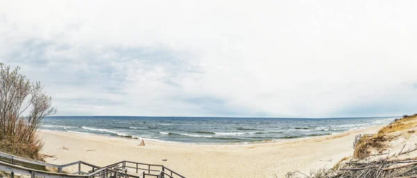 Marco de una cabaña de madera en una playa de arena en el Mar Báltico con olas en la saliva curónica — Foto de Stock