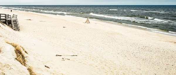 Opuszczona piaszczysta plaża nad brzegiem Morza Bałtyckiego z falami, panoramiczny krajobraz morski — Zdjęcie stockowe