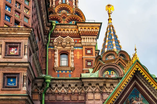 The Church of the Savior on Spilled Blood in St. Petersburg, details of the facade — Stock Photo, Image