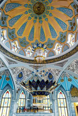 KAZAN, RUSSIA - 07 Ekim 2020: Kul Şerif Camii içeridedir. Duvarlarda ve tavanda İslami semboller.