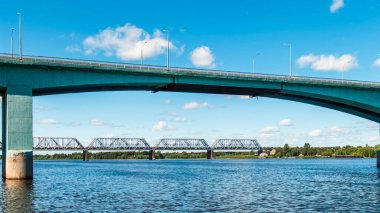 Yaroslavl Köprüsü: Volga üzerindeki Oktyabrsky Köprüsü ve Demiryolu Köprüsü