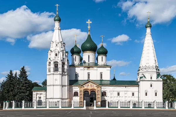 Iglesia Ortodoxa de Elías el Profeta en Yaroslavl en un clima claro sobre un fondo de cielo azul y nubes blancas —  Fotos de Stock