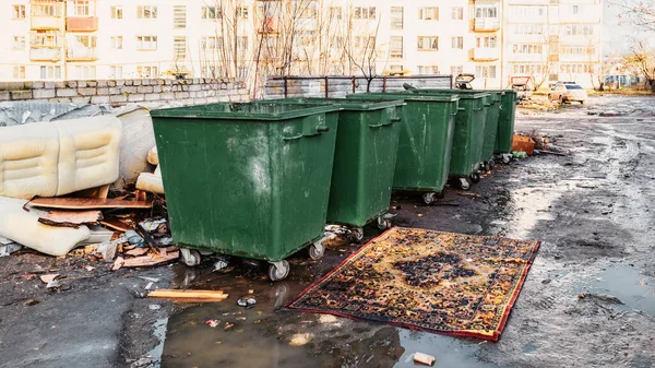 Conserve de gunoi într-o curte provincială rusă și un covor șic în fața lor zăcut într-o baltă — Fotografie, imagine de stoc