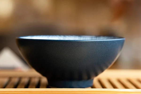 Tigela de chá cerâmica de estilo japonês azul, close-up, vista frontal — Fotografia de Stock