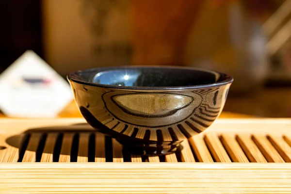 Chinês brilhante tigela de chá de cerâmica escura, vista frontal — Fotografia de Stock