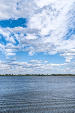 Volga Nehri ve Nizhny Novgorod yakınlarındaki kıyısı ve üzerindeki güzel bulutlar.