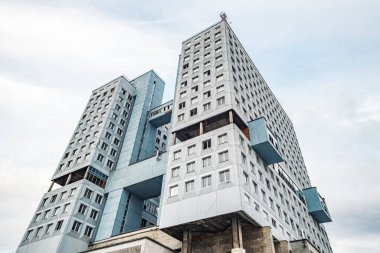 Kalininingrad 'daki Sovyetler Evi. Sovyet modernizminin mimari tarzında terk edilmiş bir bina.