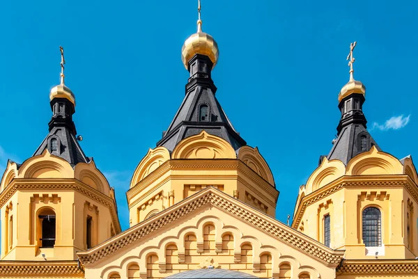 Catedral Alexander Nevsky en Nizhny Novgorod, cúpulas y elementos de fachada —  Fotos de Stock