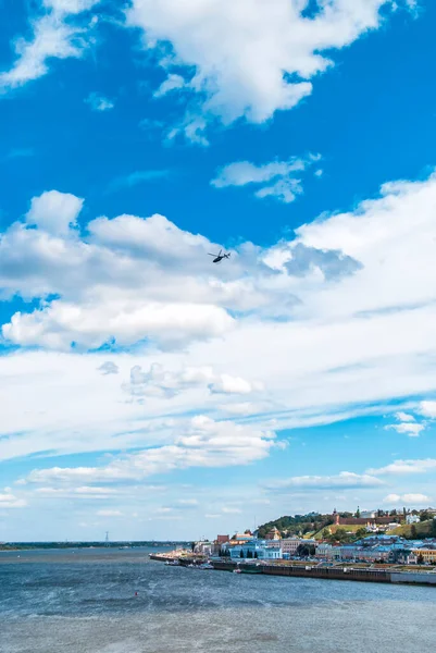 Schwarzer Hubschrauber über dem historischen Zentrum von Nischni Nowgorod und dem Zusammenfluss von Oka und Wolga — Stockfoto