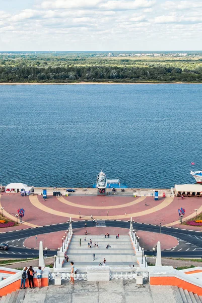 Nizhny Novgorod, Russia - August 13, 2018: View from the Chkalovskaya Stairs on the Volga River — Stock Photo, Image
