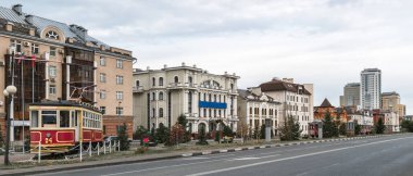 Kazan, Rusya 'daki Peterburgskaya Caddesi Panoraması, güzel binalar ve tarihi tramvay vagonları