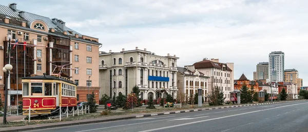 Kazan, Rusya 'daki Peterburgskaya Caddesi Panoraması, güzel binalar ve tarihi tramvay vagonları