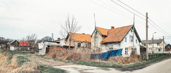 Старые немецкие дома в деревне Рыжий на Куршской косе в Калининградской области, Россия — стоковое фото