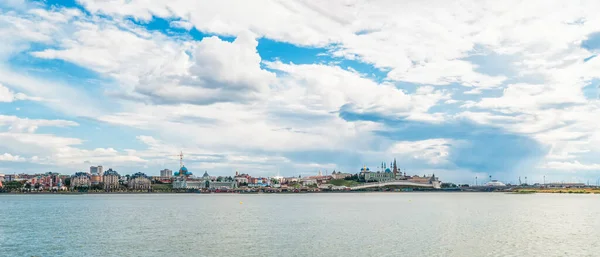 Panorama van Kazan, Rusland. Kremlin dijk, bezienswaardigheden, Kazan Kremlin en Kul Sharif moskee — Stockfoto