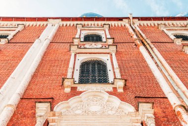 Ryazan Kremlin Katedrali 'nin ön cephesindeki elementler gökyüzüne karşı bir yaz günü