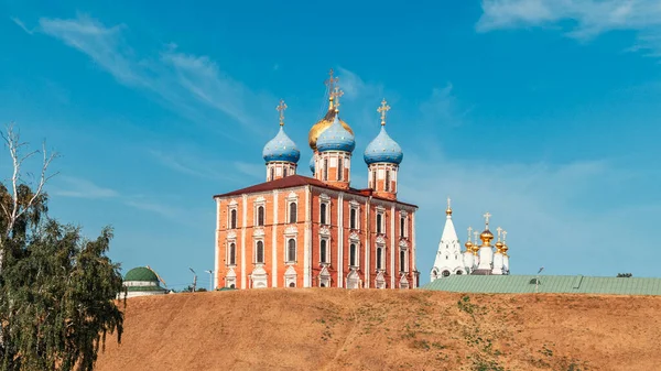 Dormition Cathedral and the domes of the Church of the Epiphany of the Ryazan Kremlin over the hill — Stock Photo, Image