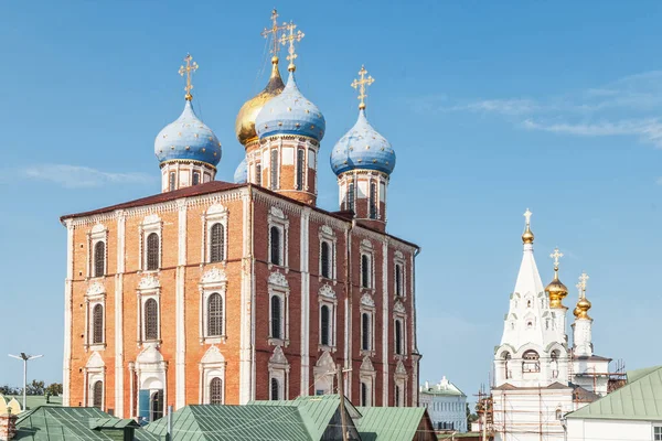 Dormition Cathedral and the Church of the Epiphany of the Ryazan Kremlin — Stock Photo, Image