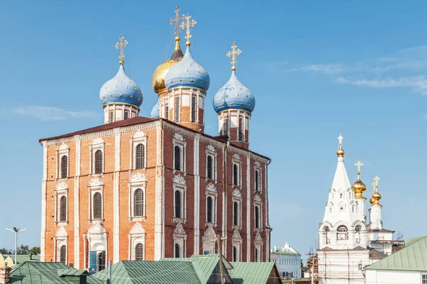 Dormition Katedrali ve Ryazan Kremlin Epifani Kilisesi
