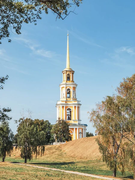 Székesegyház Belfry a Ryazan Kreml stílusában orosz klasszicizmus között a hegyek és nyírfák — Stock Fotó