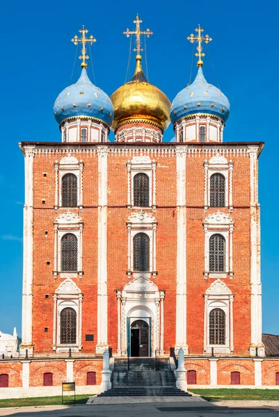 Fasáda a hlavní vchod do koleji katedrály Ryazan Kremlu v letní den proti modré obloze — Stock fotografie