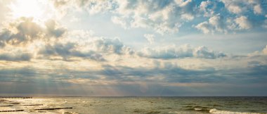 Gün batımından önce Baltık Denizi üzerinde gökyüzü