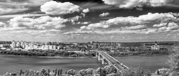 Panorama van Nizjni Novgorod, Rusland. De orthodoxe kathedraal van Alexander Nevsky, het voetbalstadion en de brug — Stockfoto