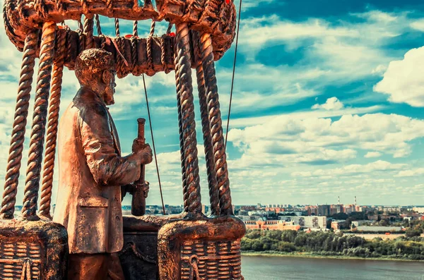 Monument voor Jules Verne en de ballon in Nizjni Novgorod, Rusland aan de oever van de Oka — Stockfoto