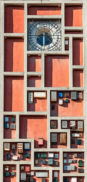 Багато різних поштових скриньок на стіні будівлі зовні — стокове фото